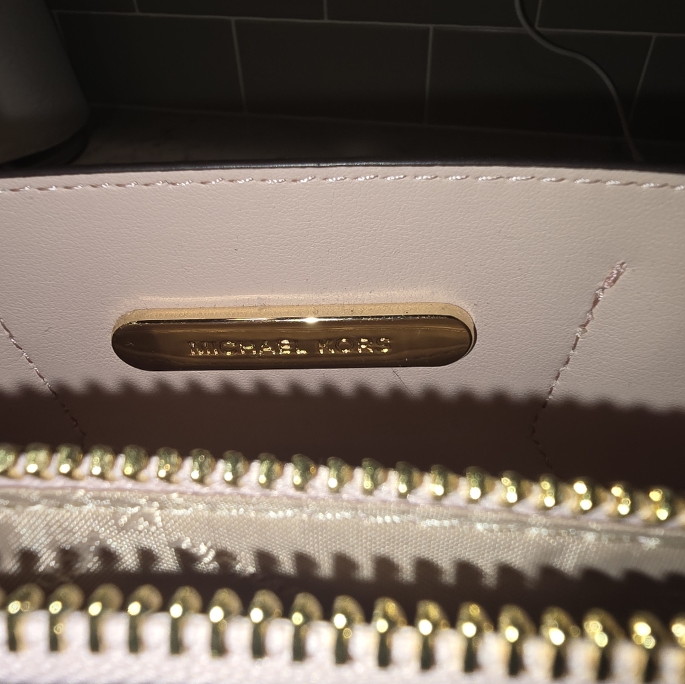 Michael Kors Mercer messenger crossbody purse, pink and cream bag - Picture 6 of 10
